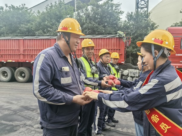 陕煤建设洗选煤运营公司开展“温馨父亲节,协管嘱安全”活动 陕煤建设洗选煤运营公司开展“温馨父亲节,协管嘱安全”活动