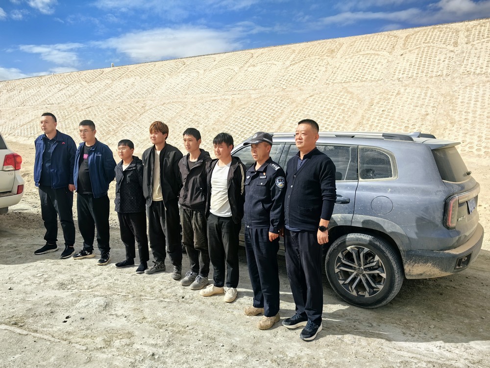 陕煤建设天工公司:与时间赛跑,6小时上演生死戈壁滩救援 陕煤建设天工公司:与时间赛跑,6小时上演生死戈壁滩救援